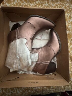 NWOT Coconuts by Matisse Metallic Bronze and Silver Ankle  heeled Boots 8.5